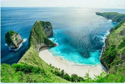 Kelingking beach and cliff on Nusa Penida, Bali